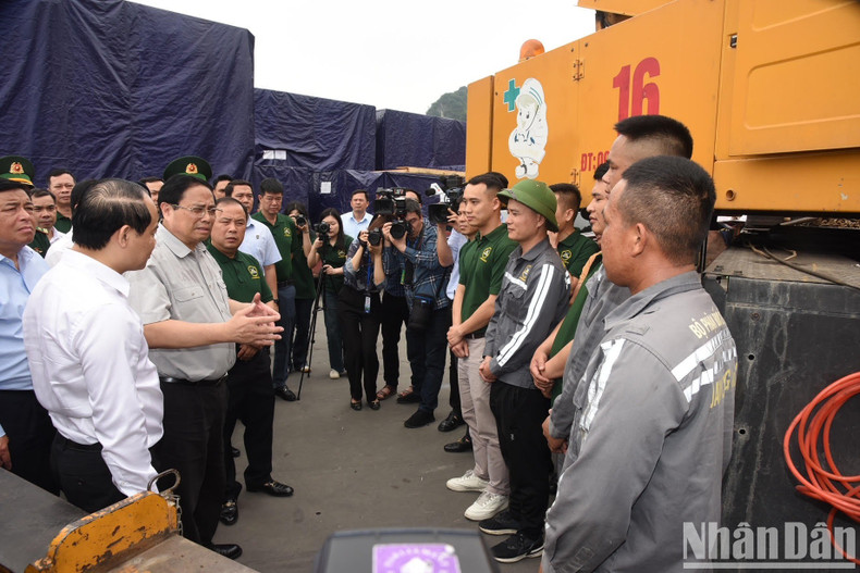 El jefe de Gobierno conversa con los trabajadores.