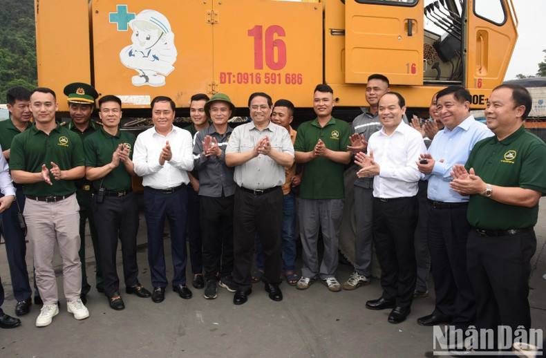 Minh Chinh con los obreros.