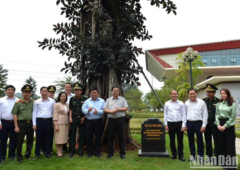 Minh Chinh visita el baniano plantado por el máximo dirigente partidista, Nguyen Phu Trong, en el campus de la puerta fronteriza, con motivo de su visita de trabajo a la provincia de Lang Son en agosto de 2023.