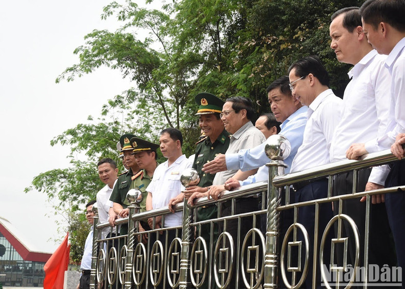 Minh Chinh inspecciona la zona del paso fronterizo internacional de Huu Nghi.