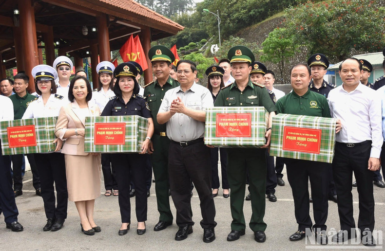 El dirigente entrega obsequios a las fuerzas de servicio en la puerta fronteriza internacional de Huu Nghi.