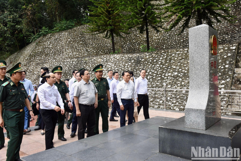 El premier visita el marcador fronterizo.