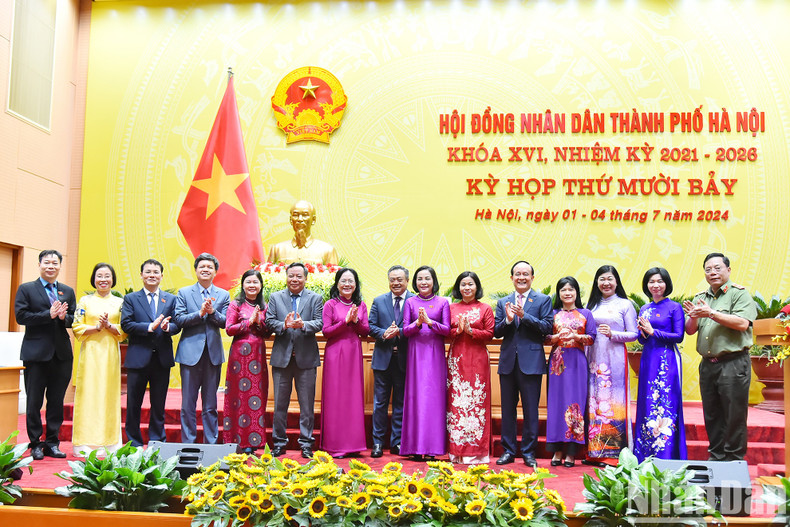 La vicepresidenta de la ANV, Nguyen Thi Thanh, junto con los líderes y delegados de Hanói en la sesión inaugural.