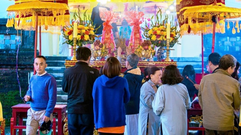 Los participantes, vestidos con túnicas tradicionales y turbantes, rinden homenaje con respeto y devoción. Los participantes, vestidos con túnicas tradicionales y turbantes, rinden homenaje con respeto y devoción.