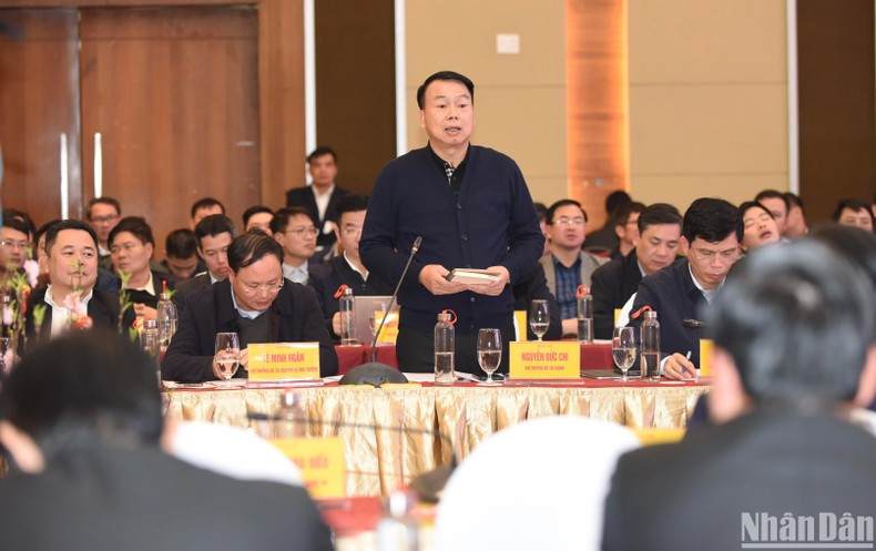 El viceministro de Finanzas, Nguyen Duc Chi, interviene en la reunión. El viceministro de Finanzas, Nguyen Duc Chi, interviene en la reunión.