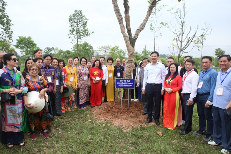 En la ceremonia de plantación de árboles en el templo Gieng. En la ceremonia de plantación de árboles en el templo Gieng.