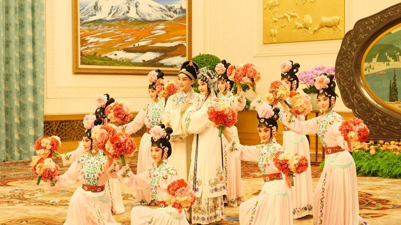 Las cónyuges de los máximos lideres de Vietnam y China disfrutan de actuación de arte tradicional chino. Las cónyuges de los máximos lideres de Vietnam y China disfrutan de actuación de arte tradicional chino.