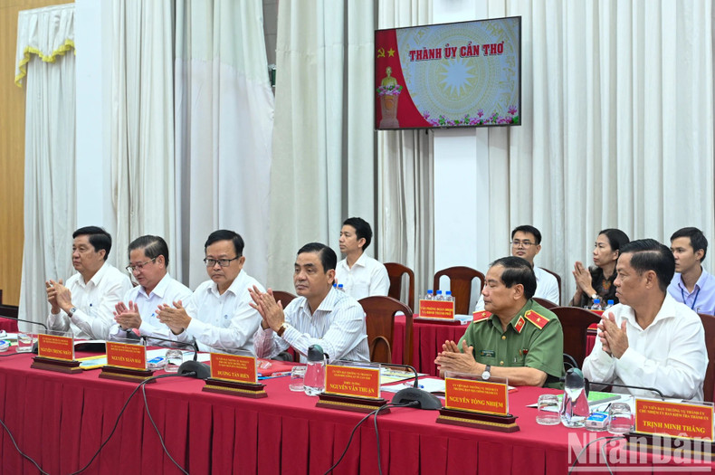 Miembros del el Buró Ejecutivo del Comité partidista de Can Tho en la reunión. Miembros del el Buró Ejecutivo del Comité partidista de Can Tho en la reunión.