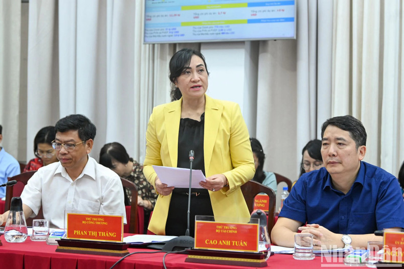 La viceministra de Industria y Comercio Phan Thi Thang habla en la reunión. La viceministra de Industria y Comercio Phan Thi Thang habla en la reunión.