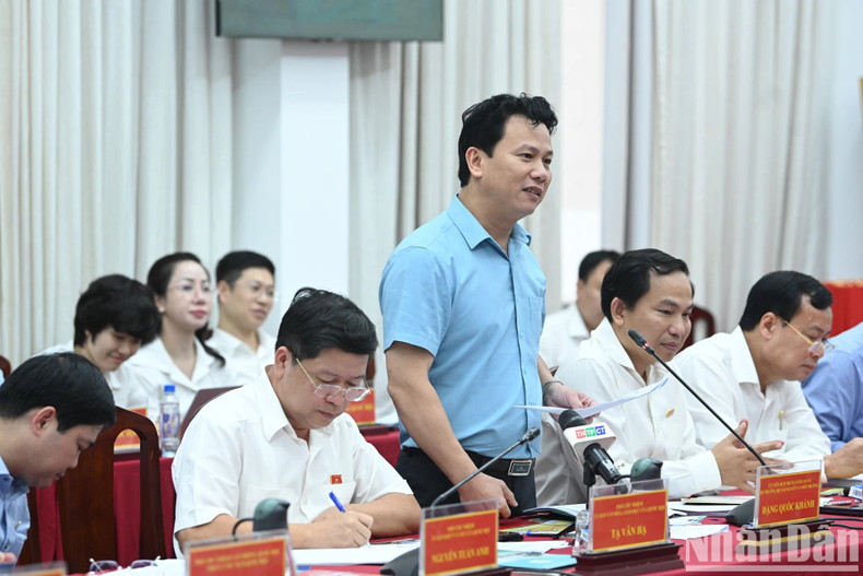 El ministro de Recursos Naturales y Medio Ambiente, Dang Quoc Khanh, interviene en la reunión. El ministro de Recursos Naturales y Medio Ambiente, Dang Quoc Khanh, interviene en la reunión.