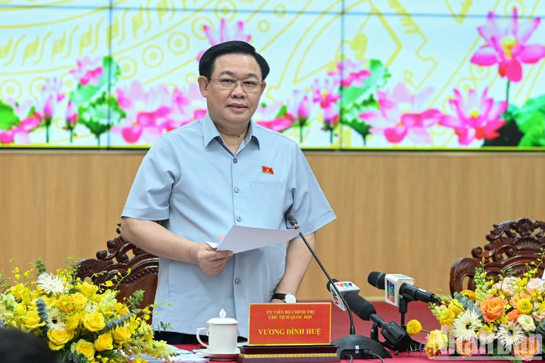 El presidente de la AN, Vuong Dinh Hue, pronuncia el discurso de clausura de la reunión. El presidente de la AN, Vuong Dinh Hue, pronuncia el discurso de clausura de la reunión.
