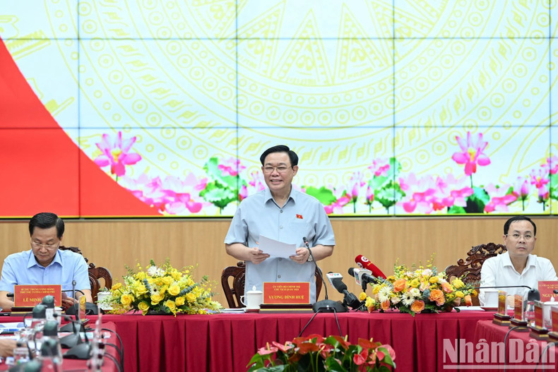 El presidente de la AN, Vuong Dinh Hue, interviene en la cita. El presidente de la AN, Vuong Dinh Hue, interviene en la cita.