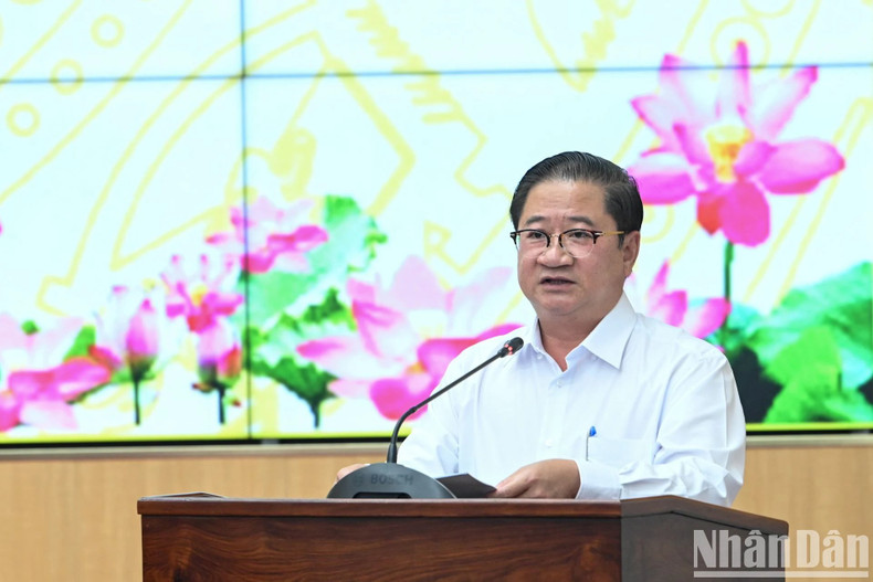 El presidente del Comité Popular de Can Tho, Tran Viet Truong, presenta un informe en la reunión. El presidente del Comité Popular de Can Tho, Tran Viet Truong, presenta un informe en la reunión.