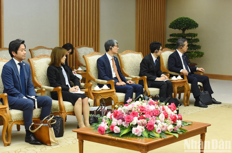 Los miembros que acompañan a la ministra japonesa en la reunión. Los miembros que acompañan a la ministra japonesa en la reunión.