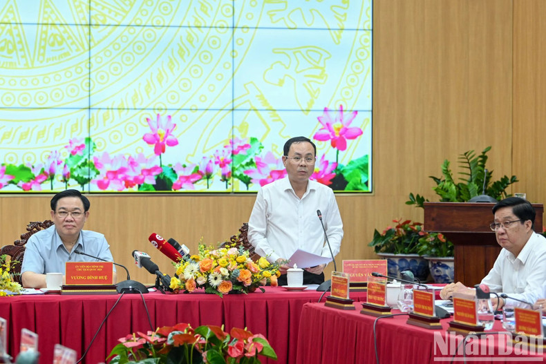 El secretario del Comité del PCV en Can Tho, Nguyen Van Hieu, habla en la reunión. El secretario del Comité del PCV en Can Tho, Nguyen Van Hieu, habla en la reunión.