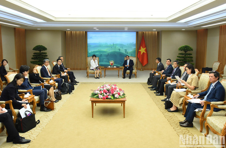El primer ministro Pham Minh Chinh y la ministra de Asuntos Exteriores de Japón, Kamikawa Yoko, junto con los miembros de la delegación japonesa en la cita. El primer ministro Pham Minh Chinh y la ministra de Asuntos Exteriores de Japón, Kamikawa Yoko, junto con los miembros de la delegación japonesa en la cita.