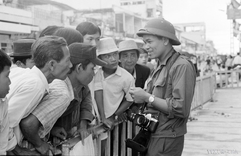 El periodista Hua Kiem de la VNA entrevistando a ciudadanos de Saigón para reportar la victoria de la histórica Campaña Ho Chi Minh en 1975, que liberó completamente el sur y reunificó el país. Foto: VNA