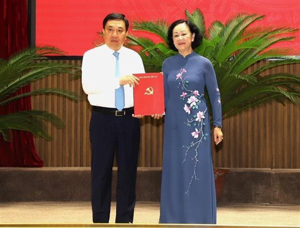La miembro del Buró Político, permanente del Secretariado del Comité Central del Partido Comunista de Vietnam y jefa de su Comisión de Organización, Truong Thi Mai, y el secretario interino del Comité partidista de la provincia de Ha Giang, Nguyen Manh Hung. (Foto: VNA)