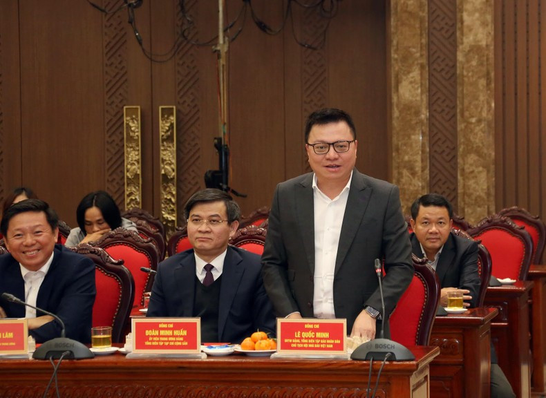 El presidente - editor del periódico Nhan Dan, Le Quoc Minh, habla en el evento.