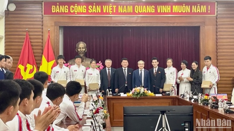 Los delegados toman foto de recuerdo. Los delegados toman foto de recuerdo.