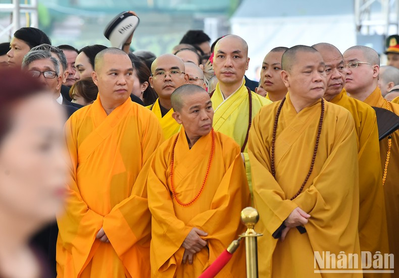 La delegación de la Sangha Budista de Vietnam rinde homenaje al extinto líder. La delegación de la Sangha Budista de Vietnam rinde homenaje al extinto líder.
