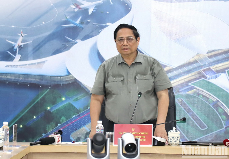 Minh Chinh habla en la sesión de trabajo con las unidades relacionadas con el proyecto. Minh Chinh habla en la sesión de trabajo con las unidades relacionadas con el proyecto.