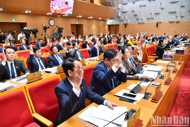 Los delegados del Consejo Popular de Hanói votan para aprobar la agenda del 17 período de sesiones del Consejo Popular de Hanói en su XVI mandato.