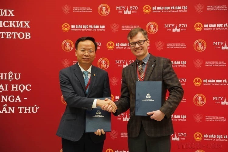 Entrega de las actas del acuerdo entre la Universidad Federal del Lejano Oriente y la Universidad Tecnológica de Ciudad Ho Chi Minh (Universidad Nacional de Vietnam) en el II Foro de Rectores de Universidades Vietnam - Rusia (Moscú, 18 de abril de 2024). (Foto: VNA) Entrega de las actas del acuerdo entre la Universidad Federal del Lejano Oriente y la Universidad Tecnológica de Ciudad Ho Chi Minh (Universidad Nacional de Vietnam) en el II Foro de Rectores de Universidades Vietnam - Rusia (Moscú, 18 de abril de 2024). (Foto: VNA)