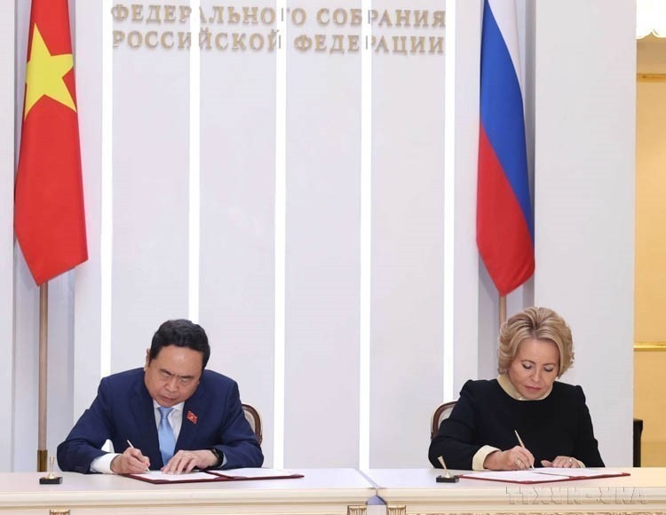 El presidente de la Asamblea Nacional de Vietnam, Tran Thanh Man, y la presidenta del Consejo de la Federación Rusa, Valentina Ivanovna Matvienko, firmaron un acuerdo de cooperación bilateral entre ambos órganos legislativos (Moscú, 9 de septiembre de 2024). (Foto: VNA) El presidente de la Asamblea Nacional de Vietnam, Tran Thanh Man, y la presidenta del Consejo de la Federación Rusa, Valentina Ivanovna Matvienko, firmaron un acuerdo de cooperación bilateral entre ambos órganos legislativos (Moscú, 9 de septiembre de 2024). (Foto: VNA)