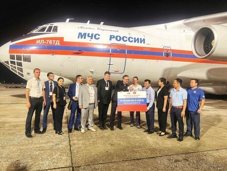 Un vuelo especial del Ministerio de Situaciones de Emergencia de Rusia con 35 toneladas de ayuda humanitaria para apoyar al pueblo vietnamita a superar las consecuencias del super tifón Yagi llegó al Aeropuerto Internacional de Noi Bai (Hanói) en la tarde del 20 de septiembre de 2024. (Foto: VNA) Un vuelo especial del Ministerio de Situaciones de Emergencia de Rusia con 35 toneladas de ayuda humanitaria para apoyar al pueblo vietnamita a superar las consecuencias del super tifón Yagi llegó al Aeropuerto Internacional de Noi Bai (Hanói) en la tarde del 20 de septiembre de 2024. (Foto: VNA)