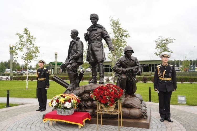 Ceremonia de inauguración del Monumento a los Voluntarios Internacionales Vietnamitas que lucharon para proteger Moscú durante la Gran Guerra Patria (1941-1945), en el Parque “Patriota” en las afueras de la capital rusa. El grupo de tres estatuas creado por el escultor Alexey Chebanenko se llama "Aliados - Soldados vietnamitas" (13 de agosto de 2024). (Foto: VNA) Ceremonia de inauguración del Monumento a los Voluntarios Internacionales Vietnamitas que lucharon para proteger Moscú durante la Gran Guerra Patria (1941-1945), en el Parque “Patriota” en las afueras de la capital rusa. El grupo de tres estatuas creado por el escultor Alexey Chebanenko se llama "Aliados - Soldados vietnamitas" (13 de agosto de 2024). (Foto: VNA)