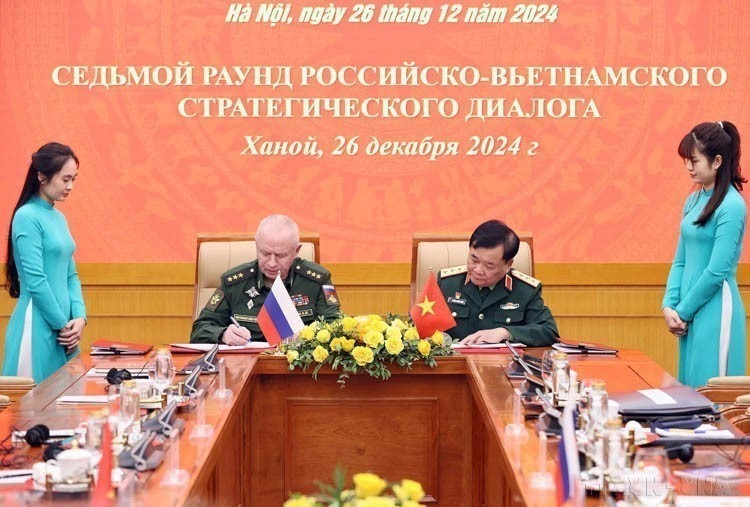 El teniente general Hoang Xuan Chien, viceministro de Defensa Nacional de Vietnam, y el teniente general Alexander Vasilyevich Fomin, viceministro de Defensa Nacional de la Federación de Rusia, firmaron un documento que sirve de base para la organización e implementación de los contenidos de cooperación en materia de defensa en el futuro (Hanói, 26 de diciembre de 2024). (Foto: VNA) El teniente general Hoang Xuan Chien, viceministro de Defensa Nacional de Vietnam, y el teniente general Alexander Vasilyevich Fomin, viceministro de Defensa Nacional de la Federación de Rusia, firmaron un documento que sirve de base para la organización e implementación de los contenidos de cooperación en materia de defensa en el futuro (Hanói, 26 de diciembre de 2024). (Foto: VNA)