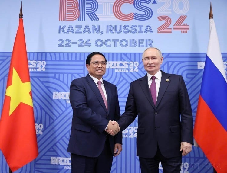 En el marco de la Cumbre del grupo ampliado de los BRICS en Kazán, Rusia, en la noche del 24 de octubre de 2024, el primer ministro vietnamita, Pham Minh Chinh, se reunió con el presidente anfitrión, Vladimir Putin, titular del Grupo BRICS en 2024. (Foto: VNA) En el marco de la Cumbre del grupo ampliado de los BRICS en Kazán, Rusia, en la noche del 24 de octubre de 2024, el primer ministro vietnamita, Pham Minh Chinh, se reunió con el presidente anfitrión, Vladimir Putin, titular del Grupo BRICS en 2024. (Foto: VNA)