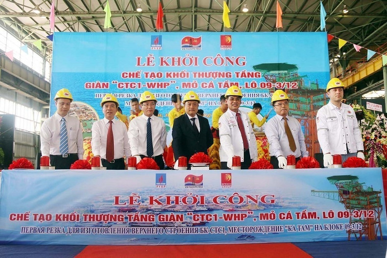 El 23 de marzo de 2018, el consorcio contratista que incluye a la empresa mixta Vietnam-Rusia Vietsovpetro, la Corporación de Exploración y Producción de PetroVietnam (PVEP) y el grupo Bitexco comenzó la construcción de la parte superior de la plataforma CTC1-WHP en un proyecto para desarrollar y explotar el campo petrolífero Ca Tam, bloque 09/3-12. (Foto: VNA) El 23 de marzo de 2018, el consorcio contratista que incluye a la empresa mixta Vietnam-Rusia Vietsovpetro, la Corporación de Exploración y Producción de PetroVietnam (PVEP) y el grupo Bitexco comenzó la construcción de la parte superior de la plataforma CTC1-WHP en un proyecto para desarrollar y explotar el campo petrolífero Ca Tam, bloque 09/3-12. (Foto: VNA)