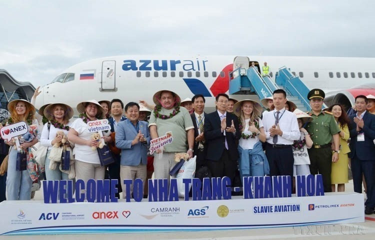 Acto de bienvenida al primer vuelo chárter con 231 turistas a bordo procedente de Rusia que llegó el 17 de marzo de 2025 al Aeropuerto Internacional de Cam Ranh, ciudad costera de Nha Trang, provincia vietnamita de Khanh Hoa. Fue el primer vuelo chárter que trajo visitantes rusos a Nha Trang, cabecera de la provincia central de Khanh Hoa, después que se paralizaron en el 2020 a causa de la pandemia del Covid-19. (Foto: VNA) Acto de bienvenida al primer vuelo chárter con 231 turistas a bordo procedente de Rusia que llegó el 17 de marzo de 2025 al Aeropuerto Internacional de Cam Ranh, ciudad costera de Nha Trang, provincia vietnamita de Khanh Hoa. Fue el primer vuelo chárter que trajo visitantes rusos a Nha Trang, cabecera de la provincia central de Khanh Hoa, después que se paralizaron en el 2020 a causa de la pandemia del Covid-19. (Foto: VNA)