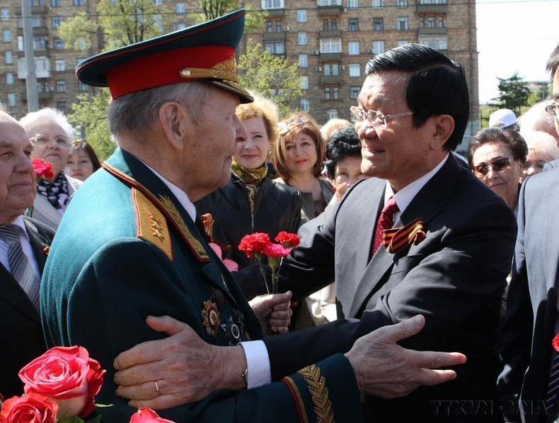 Con motivo de su asistencia al acto conmemorativo por 70º aniversario de la Victoria en la Gran Guerra Patria, en la mañana del 8 de mayo de 2015, en Moscú, el presidente vietnamita Truong Tan Sang se reunió con veteranos rusos durante una ceremonia de colocación de flores en el Monumento dedicado al Presidente Ho Chi Minh. (Foto: VNA) Con motivo de su asistencia al acto conmemorativo por 70º aniversario de la Victoria en la Gran Guerra Patria, en la mañana del 8 de mayo de 2015, en Moscú, el presidente vietnamita Truong Tan Sang se reunió con veteranos rusos durante una ceremonia de colocación de flores en el Monumento dedicado al Presidente Ho Chi Minh. (Foto: VNA)