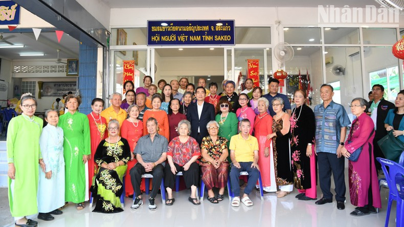 El embajador de Vietnam en Tailandia, Pham Viet Hung, y vietnamitas residentes en la provincia de Sa Kaeo.