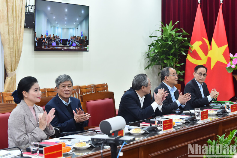 El jefe del Comisión de Asuntos Exteriores del Partido Comunista de Vietnam, Le Hoai Trung, y los delegados.