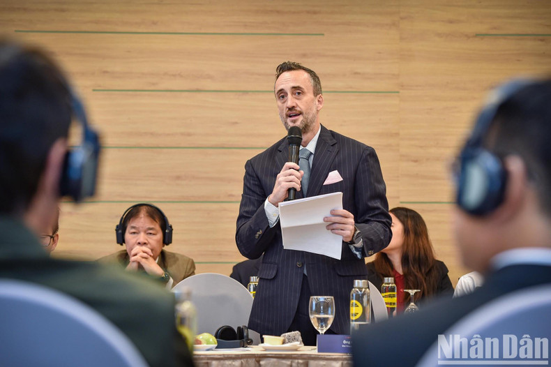 Chris Farwell, representante del Consejo Asesor Nacional de Turismo (TAB), habla en el evento.