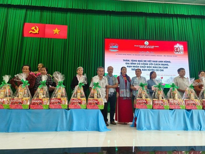 La delegación entrega obsequios a madres vietnamitas heroicas, familias con servicios meritorios, víctimas del Agente Naranja (AO) y estudiantes en circunstancias difíciles. (Foto: VNA) La delegación entrega obsequios a madres vietnamitas heroicas, familias con servicios meritorios, víctimas del Agente Naranja (AO) y estudiantes en circunstancias difíciles. (Foto: VNA)