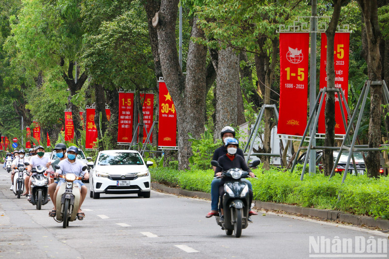La calle Hoang Dieu decorada con grandes pancartas y eslóganes, en honor a la gran fiesta nacional.
