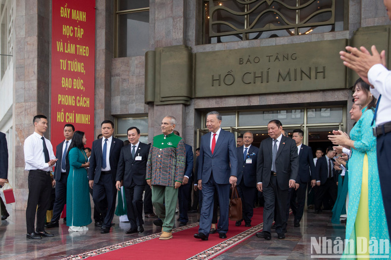 El presidente To Lam despide a su similar timorense, José Ramos-Horta, después de finalizar el recorrido por el Museo Ho Chi Minh.