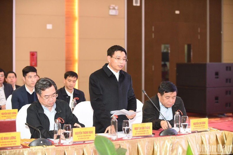 El ministro de Transporte, Nguyen Van Thang, informa sobre el ritmo de ejecución de los proyectos componentes de la autopista Norte-Sur El ministro de Transporte, Nguyen Van Thang, informa sobre el ritmo de ejecución de los proyectos componentes de la autopista Norte-Sur