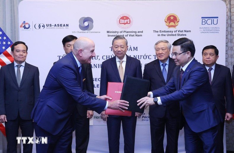 El secretario general del PCV y presidente de Vietnam, To Lam, presencia la entrega de documento de cooperación entre el Grupo de Petróleo y Gas de Vietnam y el grupo GE. (Foto: VNA)