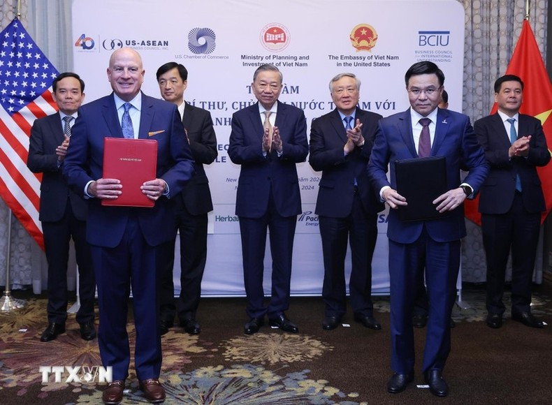 El secretario general del PCV y presidente de Vietnam, To Lam, presencia la entrega de documento de cooperación entre el Grupo de Petróleo y Gas de Vietnam y el grupo GE. (Foto: VNA)