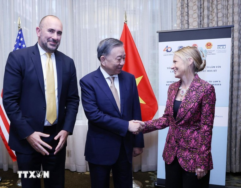 El líder vietnamita y representantes de empresas estadounidenses. (Foto: VNA)