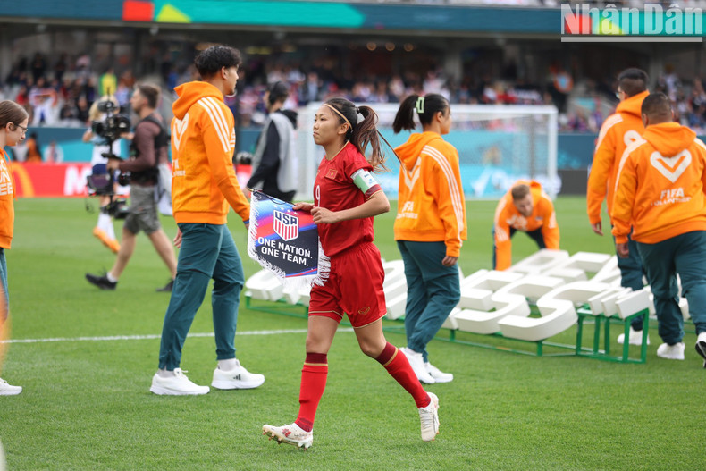 La capitana Huynh Nhu y sus compañeras, listas para entrar en el desafiante partido.