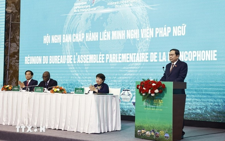 El presidente de la Asamblea Nacional de Vietnam, Tran Thanh Man, pronuncia un discurso en la inauguración de la reunión del Comité Ejecutivo de la APF. (Foto: VNA) El presidente de la Asamblea Nacional de Vietnam, Tran Thanh Man, pronuncia un discurso en la inauguración de la reunión del Comité Ejecutivo de la APF. (Foto: VNA)