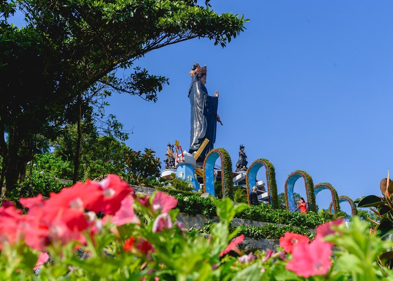 La estatua de Buda Tay Bo Da Son se sitúa en la cima de la montaña de Ba Den. (Foto: VNA) La estatua de Buda Tay Bo Da Son se sitúa en la cima de la montaña de Ba Den. (Foto: VNA)