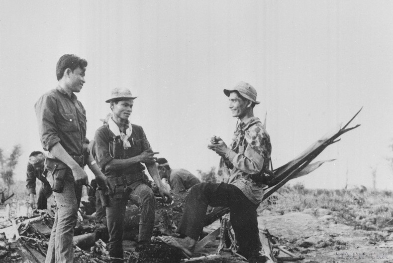 El fotoperiodista Phong Van de la Agencia Informativa de Liberación recopilando información sobre la guerrilla en la comuna de An Phu. Foto: VNA